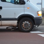Fietser beland onder auto na aanrijding op de Dierensteinweg in Barendrecht