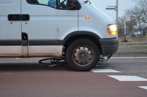 Fietser beland onder auto na aanrijding op de Dierensteinweg in Barendrecht