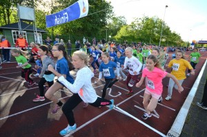 327 kinderen over de finish van Scholenkampioenschappen bij CAV Energie in Barendrecht