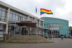 D66: Regenboogvlag hijsen op gemeentehuis tijdens Coming-Out Day