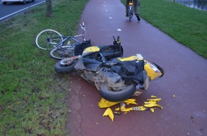Aanrijding tussen scooter en fiets op de Sweelincklaan in Barendrecht