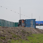 Aanhanger van vrachtwagen gekanteld op de A29 bij Barendrecht