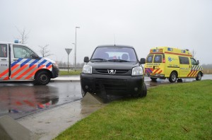 Auto botst op betonblok aan de Carnisseweg in Barendrecht