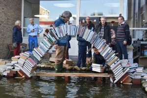 Presentatiedag CultuurLocaal begint met een plons: Boekenbrug ingestort