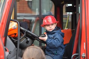 Kinderen verrast met echte brandweerauto bij voorstelling 'Brandweerman Sam Live'