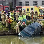 Twee personen in auto te water aan de Zuidersingel in Barendrecht