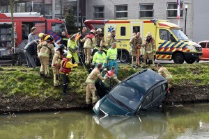 Twee personen in auto te water aan de Zuidersingel in Barendrecht