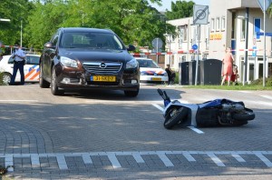 Lichte verwondingen bij aanrijding auto en scooter op de kruising Voordijk/Dudokdreef in Barendrecht