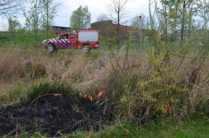 Grasbrandjes in park bij Veldhoen-Akker, Barendrecht (Carnisselande)