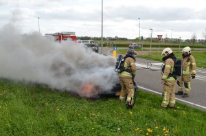 Auto uitgebrand aan de Leedeweg / Middeldijk in Barendrecht