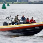 Kinderen met zeldzame ziekte racen in snelle boten over de Oude Maas