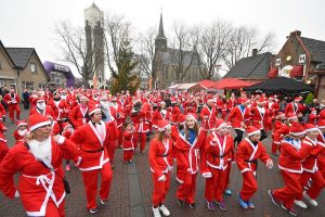 250 kerstmannen en vrouwen lopen €7.000 bij elkaar voor Hospice De Reiziger