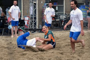 Beach Soccer toernooi van start op het Doormanplein in Barendrecht