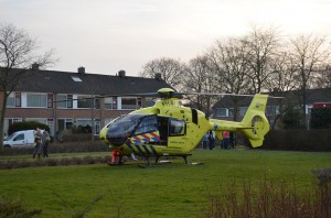 Traumahelikopter landt voor hulpverlening aan de Distelvink in Barendrecht