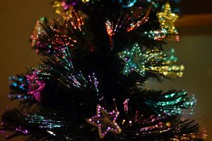 Kerstboom met verlichte kerststerren