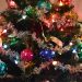 Kerstboom met lichtjes, slingers en kerstballen