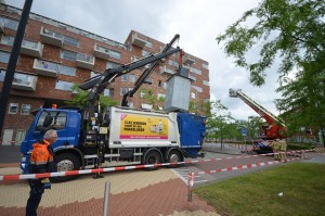 Brandweer assistentie voor kapotte kraan van afvalwagen Middeldijkerplein, Barendrecht