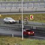 Auto maakt draai op verbindingsweg van A15 naar Rotterdam