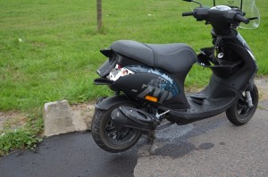 Scooter onderuit door glad wegdek op parallelbaan Kilweg in Barendrecht