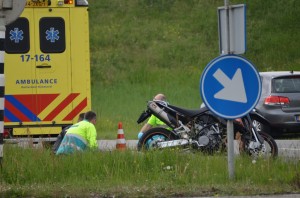 Motor botst achterop auto op de Kilweg, Barendrecht