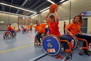 Kinderen ervaren het sporten met een handicap tijdens (S)cool on Wheels project