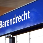Bord op perron van treinstation Barendrecht