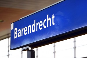 Bord op perron van treinstation Barendrecht