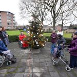 Kerstboom versierd en lichtjes ontstoken bij Borgstede