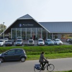 Drukte op eerste dag in nieuwe winkel Opnieuw & Co en Peter Terlouw Tweewielers (Voordijk, Barendrecht)