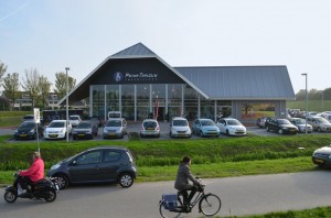 Drukte op eerste dag in nieuwe winkel Opnieuw & Co en Peter Terlouw Tweewielers (Voordijk, Barendrecht)
