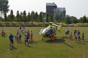 Traumahelikopter voor melding verdrinking kind naar Drontermeer in Barendrecht