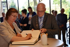 Ambassadeur Tsjechië opent tentoonstelling Jan Hus in gemeentehuis Barendrecht