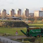 Aanleg/werkzaamheden startheuvel van nieuwe crossbaan FCC Barendrecht op Sportpark de Doorbraak (27-12-2016)