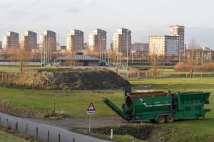 Aanleg/werkzaamheden startheuvel van nieuwe crossbaan FCC Barendrecht op Sportpark de Doorbraak (27-12-2016)
