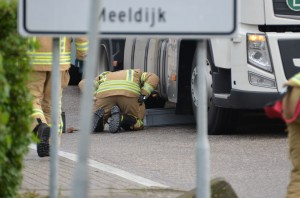 Vrachtwagen lekt diesel aan de Koopliedenweg (Gebroken Meeldijk) in Barendrecht