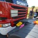 Aanrijding Truckrun: Verkeersregelaar met motor ten val op Sweelincklaan