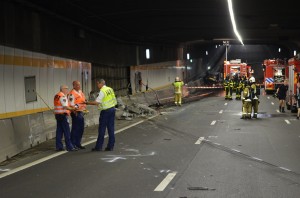 GRIP 2: Grote brand bij ongeluk vrachtwagen en personenauto in Heinenoordtunnel (Barendrecht/Heinenoord)