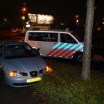 Auto bij achtervolging aan de Hamburg van de weg gedrukt door politiebusje (Barendrecht)