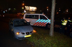 Auto bij achtervolging aan de Hamburg van de weg gedrukt door politiebusje (Barendrecht)