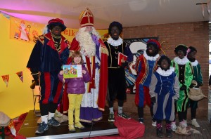 Winnaars kleurwedstrijd en op de foto met Sinterklaas op de Middenbaan in Barendrecht