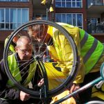 29 okt: Fietsersbond repareert fietsverlichting op de Middenbaan