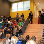Hof van Maxima in bijzijn van honderden kinderen geopend door 'Maxima' (Barendrecht)