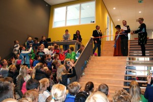 Hof van Maxima in bijzijn van honderden kinderen geopend door 'Maxima' (Barendrecht)