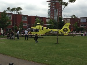 Traumahelikopter voor medische noodsituatie naar het Middeldijkerplein in Barendrecht (Carnisselande)