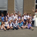 Juf Mariska van De Groen getrouwd, kinderen feesten mee (Groen van Prinsterer, Barendrecht)