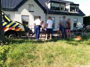 Meisje en man gewond bij aanrijding fiets en scooter aan de Voordijk in Barendrecht