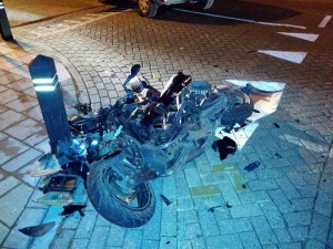 Scooter total loss bij aanrijding met auto op de Voordijk in Barendrecht