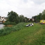 Auto net niet het water in na botsing met boom en lantaarnpaal Sweelincklaan, Barendrecht