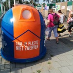 Oranje/blauwe plastic afval container (Sportpark de Bongerd, Barendrecht)