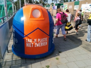 Oranje/blauwe plastic afval container (Sportpark de Bongerd, Barendrecht)